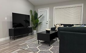 Executive Home In Windsor Close To The Airport